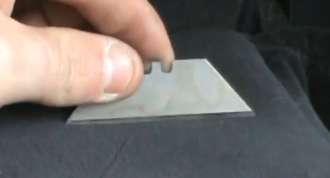 فیبرهایی با رنگ و جنس مشابه روکش صندلی تهیه کنید