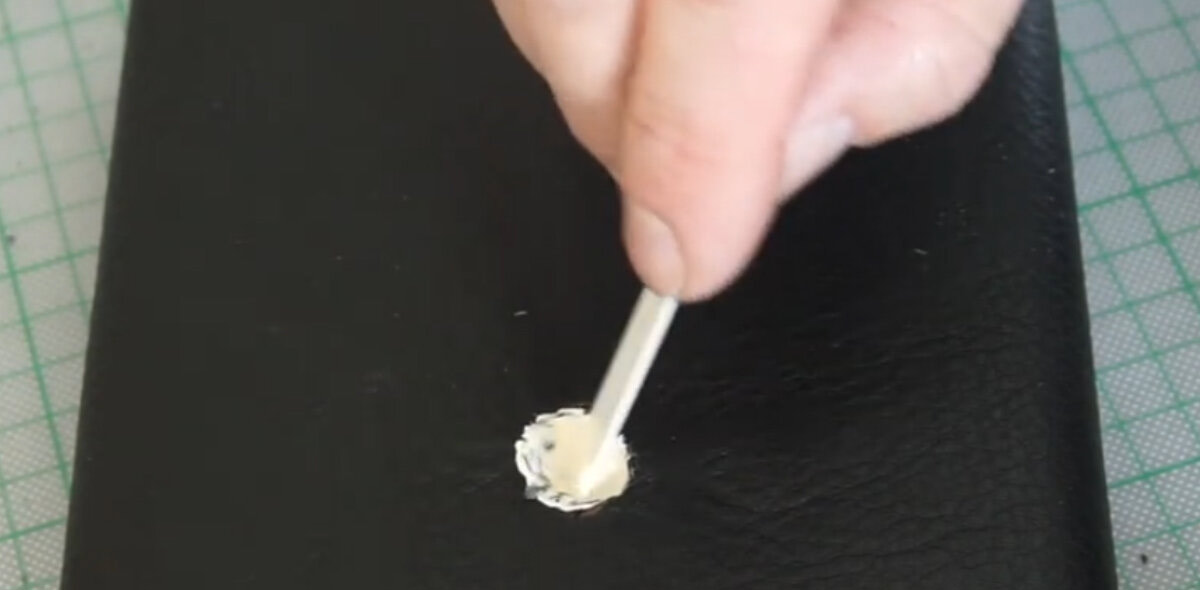 یک لایه چسب انعطاف‌پذیر یا ماده‌ی پُرکننده را درون سوراخ بزنید.